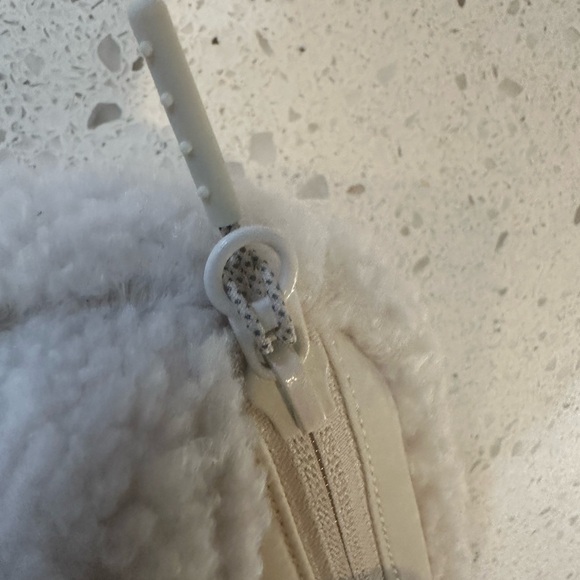 Lululemon Everyday Belt Bag Fleece Large White Opal with gold accessories - Picture 9 of 11